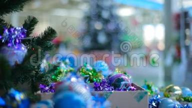 商店里的圣诞树和灯泡